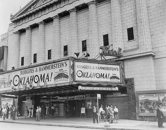 New york cinema. Бродвей театр. Бродвей кинотеатр. Оклахома мюзикл 1906. Кинотеатр на Бродвее 1933 год.